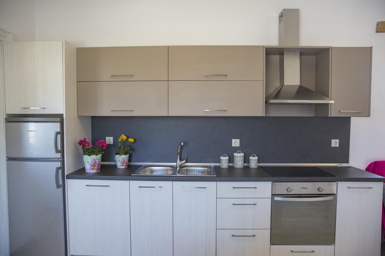 G&K Stone Suites Haraki Eksteriør billede